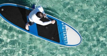 Mann paddelt in glaskalrem Wasser auf Klarfit Spreestar SUP Board