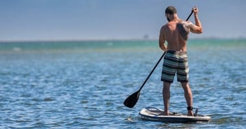 mann auf irocker sup board