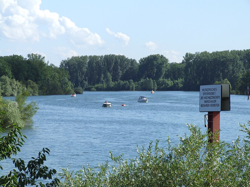 Angelhofer Altrhein mit Campingplatz und Bootsliegeplätzen