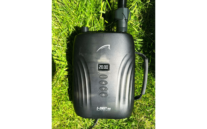 Bluefin E-Swift Pro Elektropumpe mit Akku und 12 V Anschluss