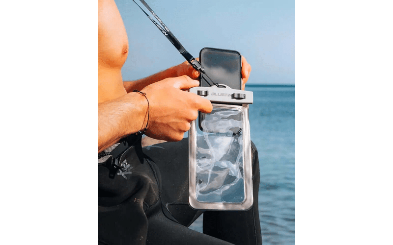 Bluefin wasserdichte Handyhuelle mit Smartphone am Umhaengeband